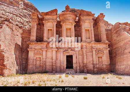 Le monastère de Pétra est la plus grande des magnifiques tombeaux sculptés de l'ancienne necroplis qui existe toujours. Banque D'Images