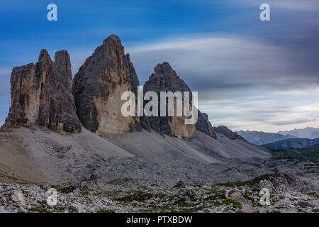 Tre Cime di Lavaredo rocks ultra longue exposition au coucher du soleil Banque D'Images