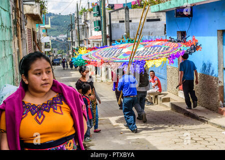 Santiago Sacatepequez, Guatemala - 1 novembre, 2017:l'exécution au cours de kite festival de cerf-volant géant honorant les esprits de la mort à la Toussaint. Banque D'Images