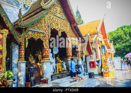 Chiang Mai, Thaïlande - Mai 3, 2017 :'adorent et faire mérite au Wat Phra That Doi Suthep, le temple célèbre et est devenu l'emblème de Ch Banque D'Images