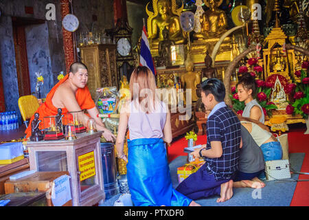 Chiang Mai, Thaïlande - Mai 3, 2017 :'adorent et faire mérite au Wat Phra That Doi Suthep, le temple célèbre et est devenu l'emblème de Ch Banque D'Images