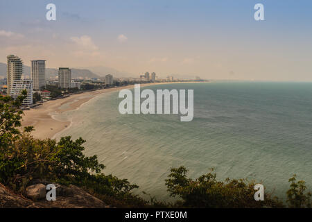 Hua Hin vue aérienne, y compris une plage de sable, Green Mountain, paysage, paysage urbain, Cloudscape, blue sky scape et marins dans la plage de Hua Hin, Prachuab Kh Banque D'Images