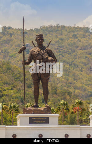 Prachuap Khiri Khan, Thailand - Mars 16, 2017 : La statue de bronze du roi Naresuan le grand monument à Rajabhakti à proximité Parc Khao Takiab et collines Banque D'Images