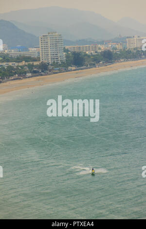 Hua Hin vue aérienne, y compris une plage de sable, Green Mountain, paysage, paysage urbain, Cloudscape, blue sky scape et marins dans la plage de Hua Hin, Prachuab Kh Banque D'Images