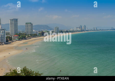 Hua Hin vue aérienne, y compris une plage de sable, Green Mountain, paysage, paysage urbain, Cloudscape, blue sky scape et marins dans la plage de Hua Hin, Prachuab Kh Banque D'Images