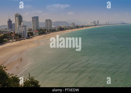 Hua Hin vue aérienne, y compris une plage de sable, Green Mountain, paysage, paysage urbain, Cloudscape, blue sky scape et marins dans la plage de Hua Hin, Prachuab Kh Banque D'Images