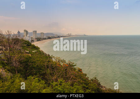 Hua Hin vue aérienne, y compris une plage de sable, Green Mountain, paysage, paysage urbain, Cloudscape, blue sky scape et marins dans la plage de Hua Hin, Prachuab Kh Banque D'Images