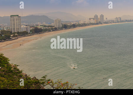 Hua Hin vue aérienne, y compris une plage de sable, Green Mountain, paysage, paysage urbain, Cloudscape, blue sky scape et marins dans la plage de Hua Hin, Prachuab Kh Banque D'Images