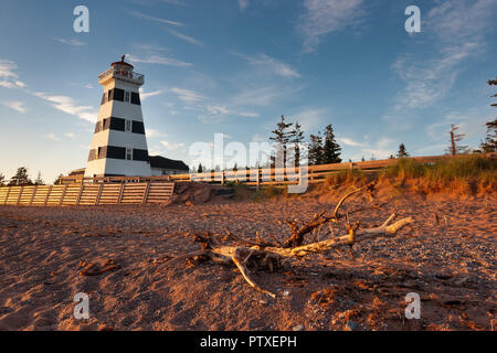 Le phare de West Point dans l'Île du Prince Édouard, Canada au coucher du soleil Banque D'Images