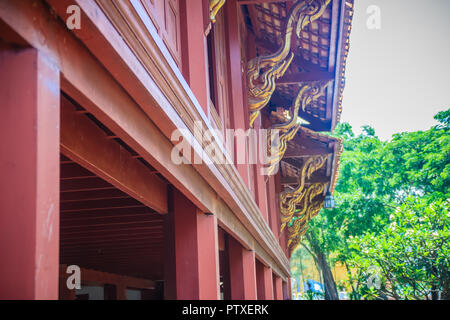 Belle maison de style thaï du nord, le bois de teck de soif sur balcon balustre. Balcon Antique bannister avec style rétro. Banque D'Images