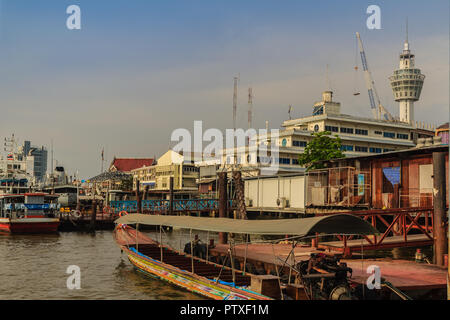 Samut Prakan, Thaïlande - Mars 25, 2017 : l'embarcadère des ferries locaux à travers la rivière Chao Phraya à Amphur Muang Samut Prakarn, district, en Thaïlande. Banque D'Images