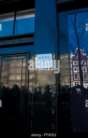 Porte de la maison d'Anne Frank situé dans le vieux quartier central à Amsterdam Banque D'Images