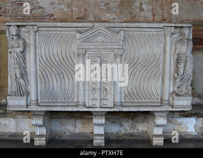 L'Italie. Pise. CampoSanto. Sarcophage romain. Porte de l'au-delà, strigilated l'ornement et portraits du défunt. CE 3e Banque D'Images