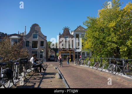 Utrecht, Pays-Bas - le 27 septembre 2018 : Pont avec des vélos garés à l'Oudegracht et maisons historiques Banque D'Images