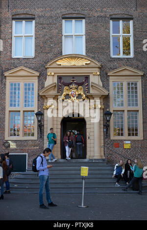 Utrecht, Pays-Bas - le 27 septembre 2018 : Entrée de l'Université d'Utrecht au Janskerkhof avec les armoiries de la ville d'Utrecht au-dessus de la porte avant Banque D'Images
