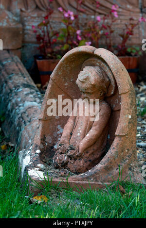 Pierre tombale en terre cuite en détail cimetière Saint-Jean-Baptiste (datée du 1909), Quinton, Northamptonshire, England, UK Banque D'Images