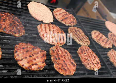 Cuisson Burger en feu. Les hamburgers faits maison. Grill viande. Faire des hamburgers sur un grill extérieur. Barbecue Party. Plus de viande sur Barbecue Charbon Banque D'Images