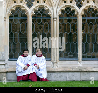 Leo Mills, 12 (à droite), et Alexis, Sheppard, 11 choristes de la chorale de la chapelle du château de Windsor qui prendront part à la fête du mariage de la princesse Eugénie à Jack Brooksbank. Banque D'Images