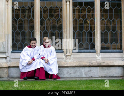 Leo Mills, 12 (à droite), et Alexis, Sheppard, 11 choristes de la chorale de la chapelle du château de Windsor qui prendront part à la fête du mariage de la princesse Eugénie à Jack Brooksbank. Banque D'Images