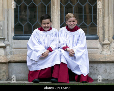 Leo Mills, 12 (à droite), et Alexis, Sheppard, 11 choristes de la chorale de la chapelle du château de Windsor qui prendront part à la fête du mariage de la princesse Eugénie à Jack Brooksbank. Banque D'Images