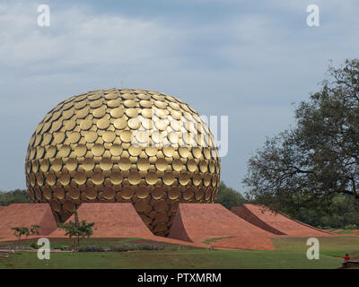 La grande coupole du Matrimandir temple à Auroville dans le Tamil Nadu, en Inde, est couvert de disques d'or Banque D'Images