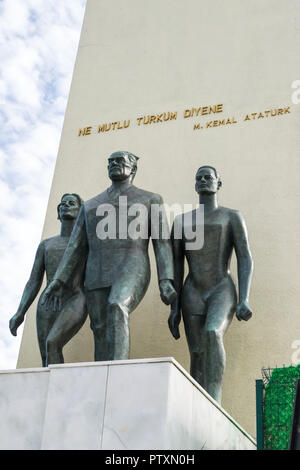 Statue de Mustafa Kemal Atatürk avec l'inscription 'NE MUTLU TÜRKÜM DİYENE' dans Üsküdar, İstanbul, Turquie Banque D'Images