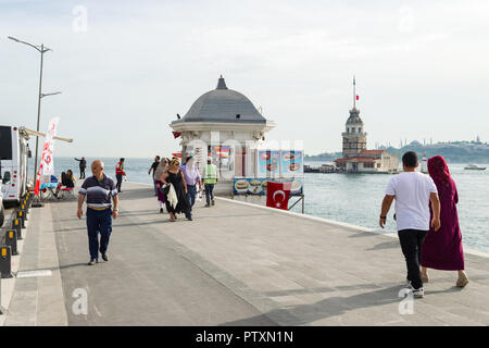 Vue de la promenade de Uskudar Kız Kulesi ou avec tour de la jeune fille en arrière-plan, Istanbul, Turquie Banque D'Images