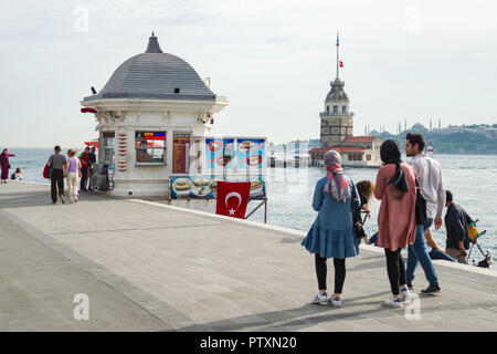 Vue de la promenade de Uskudar Kız Kulesi ou avec tour de la jeune fille en arrière-plan, Istanbul, Turquie Banque D'Images