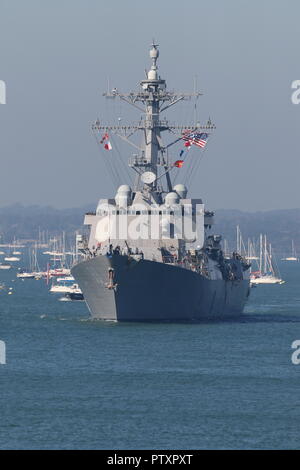 USS Farragut, un destroyer lance-missiles, quitte Portsmouth, Royaume-Uni, 10 octobre 2018 pour rejoindre le porte-avions USS Harry S Truman sur l'exercice de l'OTAN Banque D'Images