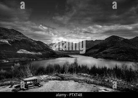 Paysage noir et blanc de la Duke's Pass à partir de la route pour Glenelg avec un ciel nuageux et table de pique-nique dans l'avant-plan Banque D'Images