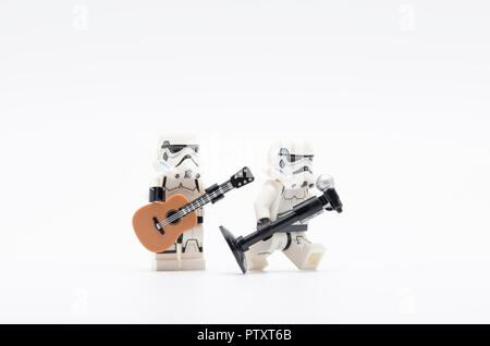 Storm troopers lego mic holding avec l'un d'eux tenant une guitare. Banque D'Images