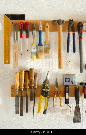 Outils à bois & Outils à main, y compris les pinceaux, ciseaux, pinces et des marteaux en atelier ou garage Rack Outil à montage mural Banque D'Images
