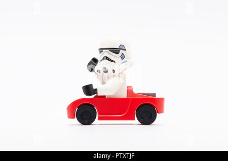 Lego storm troopers équitation une voiture rouge. Banque D'Images