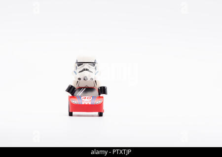 Lego storm troopers équitation une voiture rouge. Banque D'Images