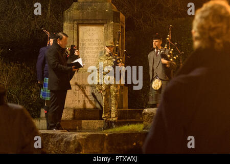 Strathblane, Stirlingshire, Scotland, UK. 11Th Nov, 2018. Au cours de la bataille - Un hommage de la nation. Dans l'obscurité à 6h du matin, les résidents du Stirlingshire villages de Blanefield Strathblane et écouter en silence que les noms des villageois perdus dans la grande et les guerres sont lus à haute voix devant les pipers inscrivez-vous plus de 1 000 sonneurs dans le monde à jouer 'la bataille's O'er'. La bataille est l'O'er, une complainte traditionnelle écossaise a joué à la fin de la bataille commence les commémorations du centenaire de la fin de la Première Guerre mondiale : Crédit Kay Roxby/Alamy Live News Banque D'Images