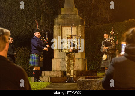 Strathblane, Stirlingshire, Scotland, UK. 11Th Nov, 2018. Au cours de la bataille - Un hommage de la nation. Dans l'obscurité, les cornemuseurs 6h au monument aux morts de Blanefield/Strathblane inscrivez-vous plus de 1 000 sonneurs dans le monde à jouer 'la bataille's O'er'. La bataille est l'O'er, une complainte traditionnelle écossaise a joué à la fin de la bataille commence la journée de commémorations du centenaire de la fin de la Première Guerre mondiale : Crédit Kay Roxby/Alamy Live News Banque D'Images