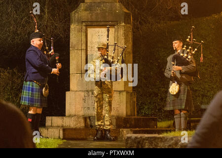 Strathblane, Stirlingshire, Scotland, UK. 11Th Nov, 2018. Au cours de la bataille - Un hommage de la nation. Dans l'obscurité, les cornemuseurs 6h au monument aux morts de Blanefield/Strathblane inscrivez-vous plus de 1 000 sonneurs dans le monde à jouer 'la bataille's O'er'. La bataille est l'O'er, une complainte traditionnelle écossaise a joué à la fin de la bataille commence la journée de commémorations du centenaire de la fin de la Première Guerre mondiale : Crédit Kay Roxby/Alamy Live News Banque D'Images