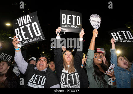 Supporters excités contenir jusqu 'Viva Beto' signes comme l'ancien député Beto O'Rourke de El Paso, TX lance sa campagne présidentielle à une fin de nuit rassemblement devant le Capitole du Texas. Banque D'Images