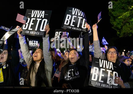 Supporters excités contenir jusqu 'Viva Beto' signes comme l'ancien député Beto O'Rourke de El Paso, TX lance sa campagne présidentielle à une fin de nuit rassemblement devant le Capitole du Texas. Banque D'Images