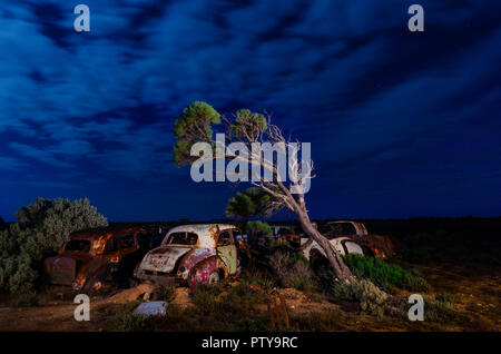 Cimetière d'épaves de voiture et voiture rouillée à Koonalda Homestead sur une nightOld lune Eyre Highway, Parc National de Nullarbor Australie du Sud Banque D'Images