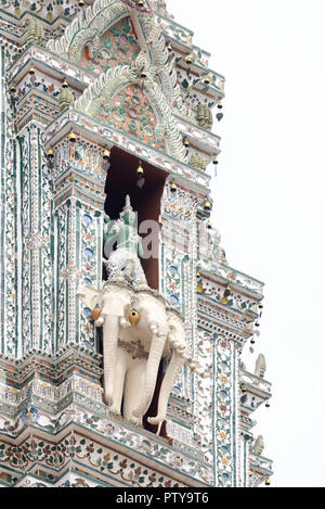 À partir de la vue de dessous de la belle Wat Arun temple avec statue de Bouddha et les éléphants Banque D'Images