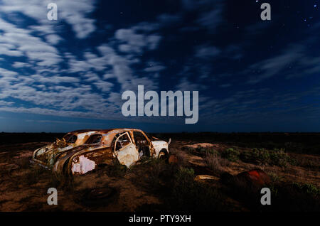 Cimetière d'épaves de voiture et voiture rouillée à Koonalda Homestead sur une nightOld lune Eyre Highway, Parc National de Nullarbor Australie du Sud Banque D'Images