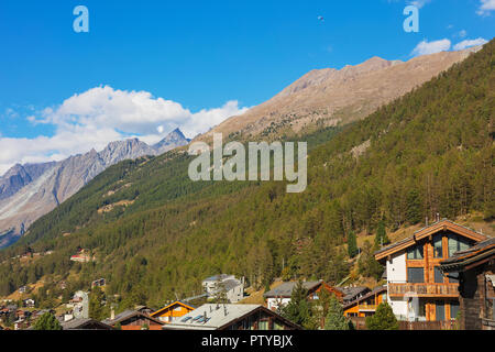 Vue de la ville de Zermatt dans le canton du Valais suisse à la mi-septembre. Banque D'Images