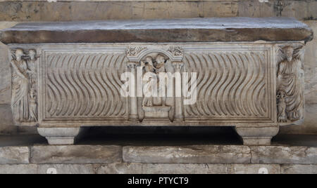 Sarcophage romain avec strigilated ornementation. Eros et Pyche, dans le centre et des portraits du défunt sur le coin. 3e ch. AD. Banque D'Images