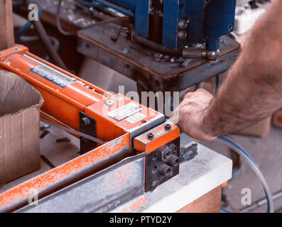 La production de fenêtres en PVC, appuyez sur pour mordre les parties inutiles, métal Banque D'Images