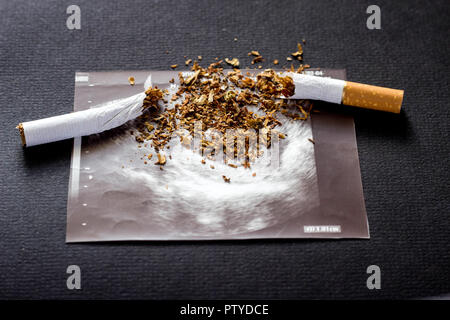 Cigarette cassée sur une photo de grossesse uzi, Tabagisme et grossesse, grossesse et cigarette Banque D'Images