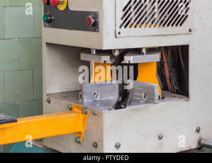 La production de fenêtres en PVC, collage des coins en plastique de windows, machine pour la fabrication de fenêtres en PVC. Banque D'Images