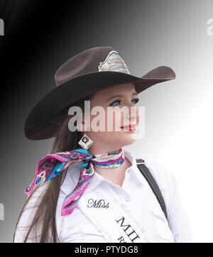 Portrait d'une très jolie jeune femme portant un chapeau de cowboy, Mlle Millmerran en 2018 à l'Australian Camp Festival 2018 Millmerran, four, le sud de l'imprimeur Banque D'Images