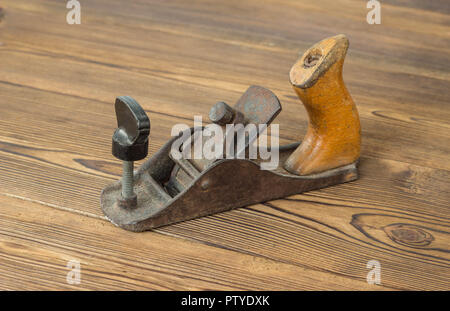 Un petit jointer pour le traitement d'un arbre, close-up, fond de bois, essayant-plane Banque D'Images