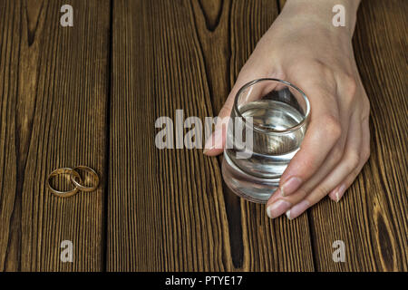 La main féminine avec un verre d'alcool, close-up, background, copy space Banque D'Images